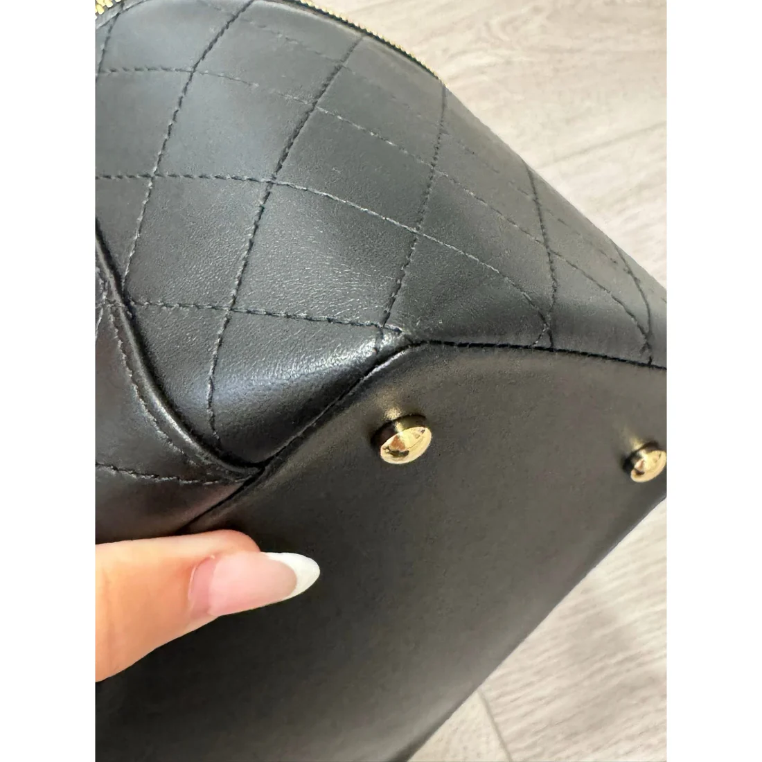Chanel vintage lambskin vanity black with light gold hardware - Image 4