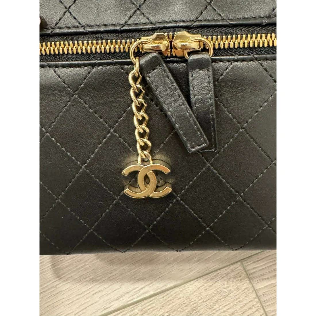 Chanel vintage lambskin vanity black with light gold hardware - Image 6