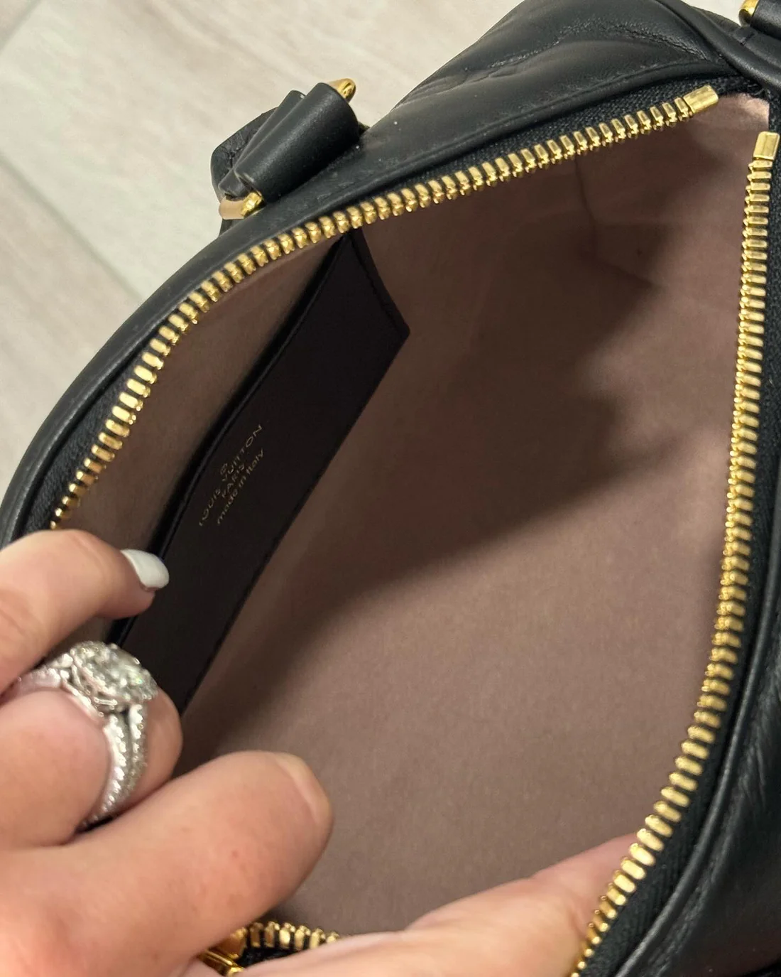Louis Vuitton speedy 22 monogram embossed - Image 4