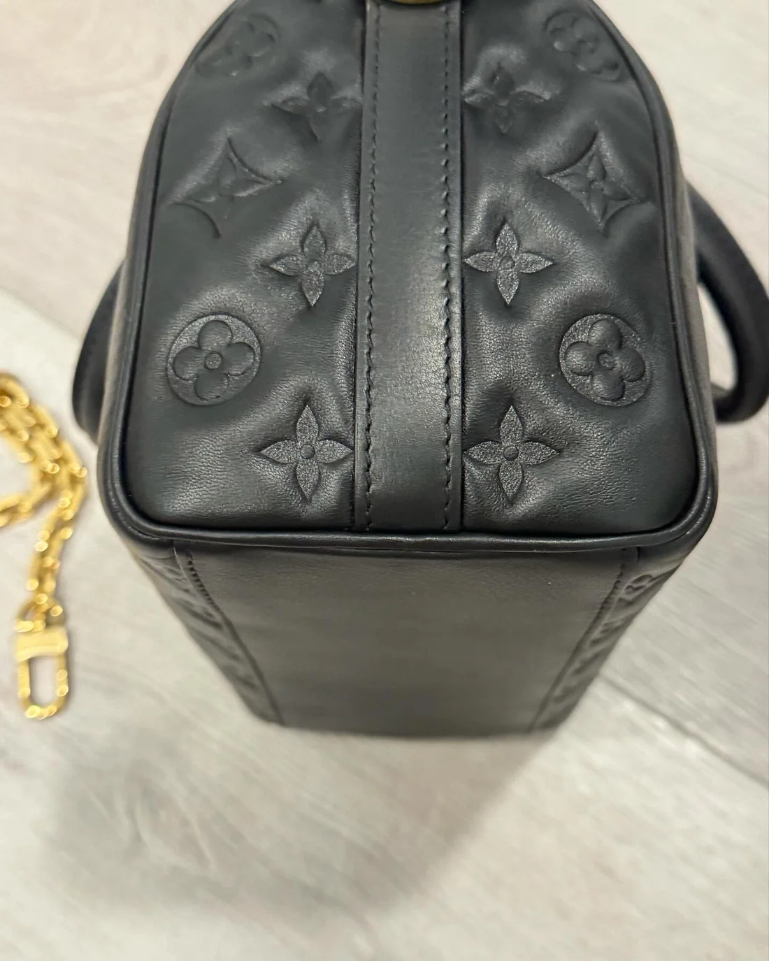 Louis Vuitton speedy 22 monogram embossed - Image 2