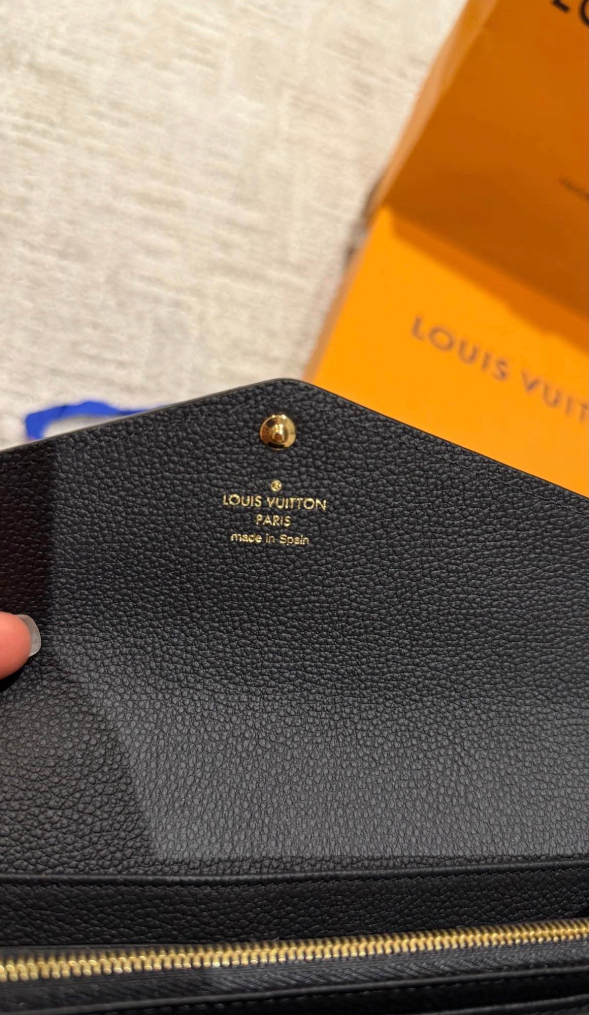 BRAND NEW Louis Vuitton Sarah wallet with certificate and receipt